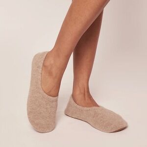 NWT Skin Worldwide Woman Oatmeal Ballet Style Cashmere Shipper w/ Bag XS